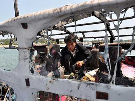 Clip: Tàu cá thoát nạn nhờ sóng di động