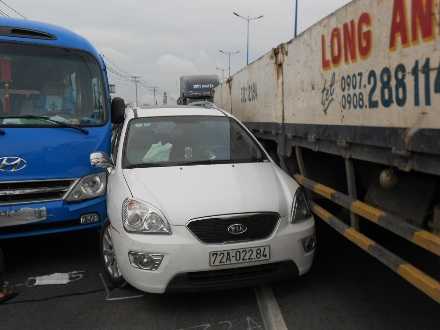 Container đâm liên hoàn 5 ô tô, giao thông kẹt cứng