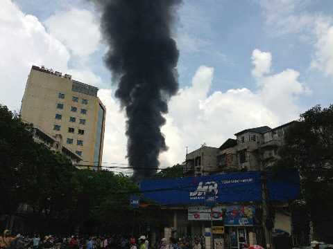 Video: Cháy cây xăng, cột khói đen bốc cao ngút trời