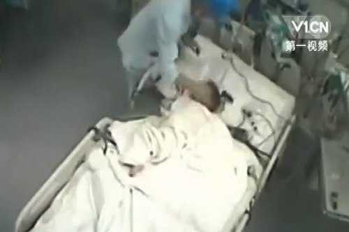 Clip: Nữ y tá tát tới tấp bé 2 tuổi trên bàn mổ