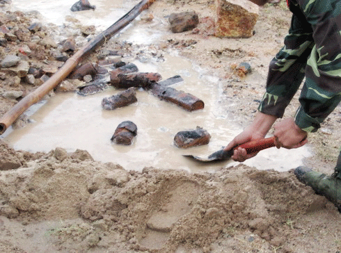 Video: Đạn phát nổ, nằm lăn lóc giữa lòng khu dân cư