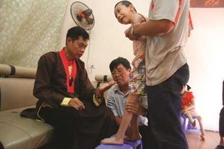 'Thần y' trong Nam 'đổ bộ' ra Bắc trị bệnh