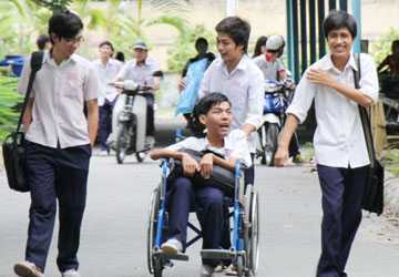 Thí sinh đặc biệt thi tốt nghiệp trên xe lăn