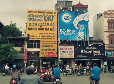 Tín dụng lãi cắt cổ 55% cũng tung khuyến mại câu khách