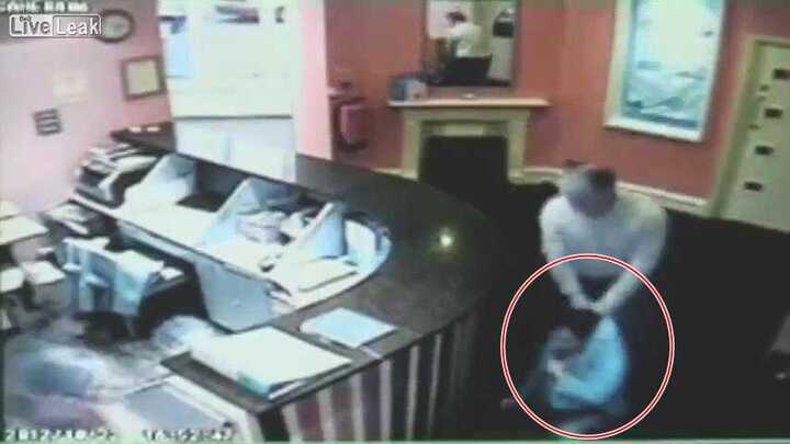 Clip: Chủ khách sạn đánh đập nhân viên dã man