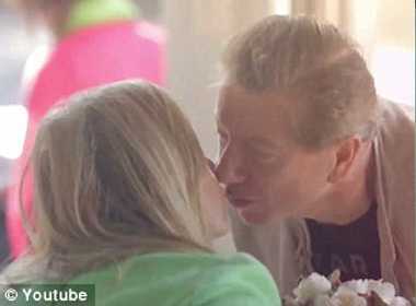 Clip: Nơi tiền cà phê được trả chỉ bằng... một nụ hôn