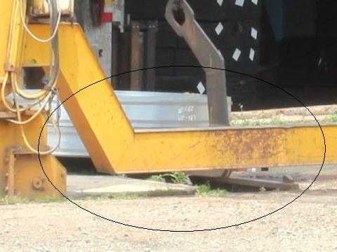 Bị cuộn sắt nặng hàng tấn đè, một công nhân chết thảm