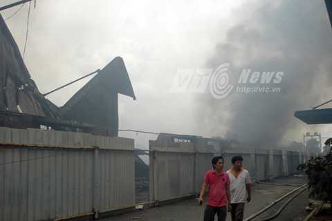 Nổ lớn, lửa thiêu rụi 2 nhà xưởng KCN Bình Tiền 2