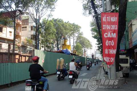 Chỉ có ở Sài Gòn: Biển cấm to đùng, xe vô tư lao vào