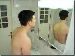 Clip: Thót tim với trò doạ ma trong phòng vệ sinh