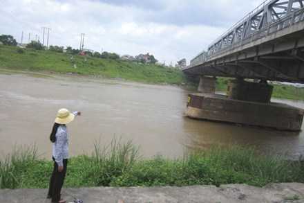 Đằng sau bi kịch chồng ném vợ xuống sông