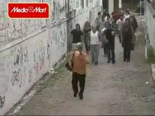 Hàng chục thanh niên hùng hổ quây nạn nhân trong ngõ