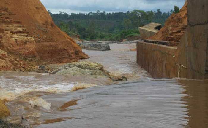 Ảnh: Cận cảnh vỡ đập thủy điện ở Gia Lai