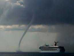 Thời sự 12/6: Cận cảnh vòi rồng nước cao trăm mét