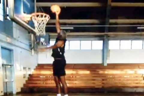 Clip: 63 tuổi vẫn 'bay' úp rổ như thường