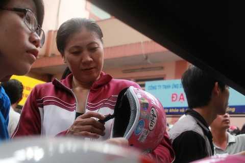 Ảnh: Người Sài Gòn ồ ạt đi đổi mũ bảo hiểm