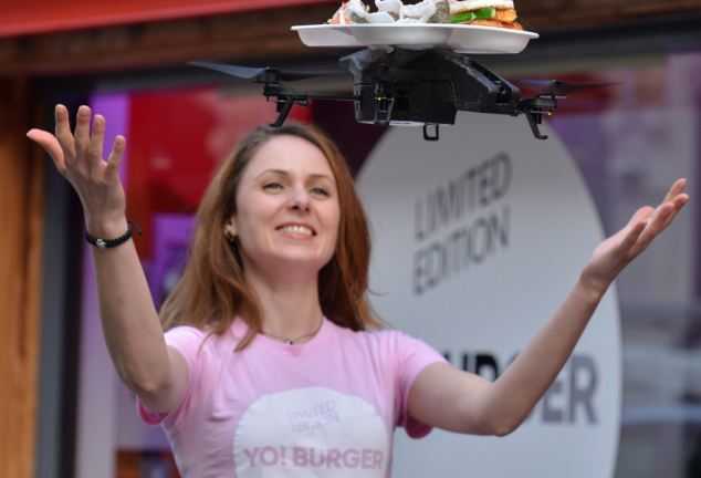 Độc đáo khay thức ăn bay vèo vèo phục vụ khách như phim