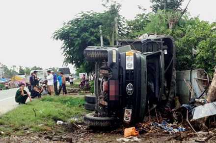 Xe chở quân nhân gặp nạn, 20 người thương vong