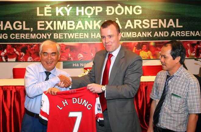 Arsenal sang VN: Khai vị bằng 'phở quát, cháo chửi'