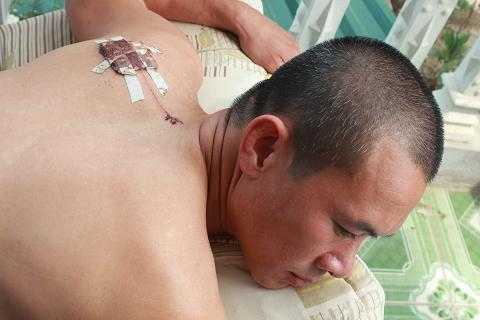 Sàm sỡ nhân viên quán cà phê còn vác dao chém người