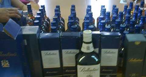 Con sữa bẩn, bố rượu giả, cả nhà ăn dưa độc