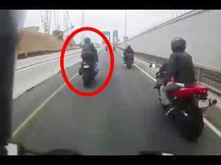 Clip: Bốc đầu xe phân khối lớn, người đẹp ngã bổ nhào