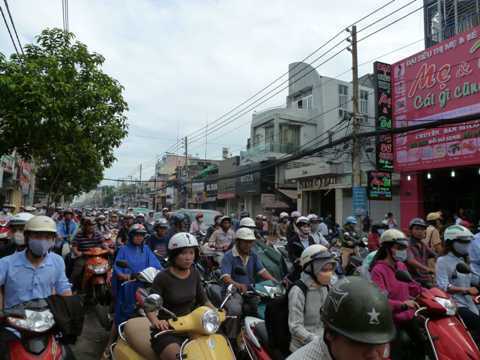 TP.HCM: Cháy cửa hàng thời trang, giao thông kẹt cứng