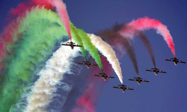 Đẹp mê hồn khoảnh khắc chiến cơ bay lượn trên bầu trời