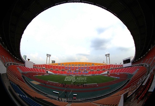 Không có chuyện tốn chục tỷ thuê sân đón M.U