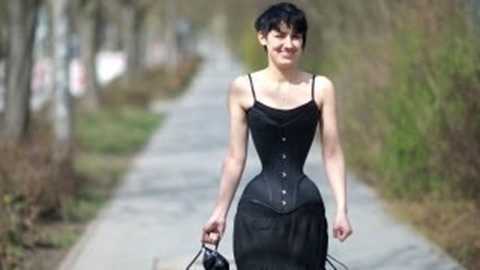 Clip: Người phụ nữ có vòng eo siêu nhỏ 40cm