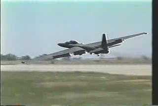 Clip: Kiểu hạ cánh 'ngớ ngẩn' của máy bay do thám Mỹ