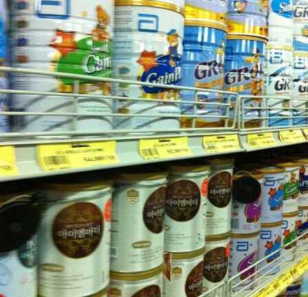 Sữa bình ổn giá đắt hơn thị trường