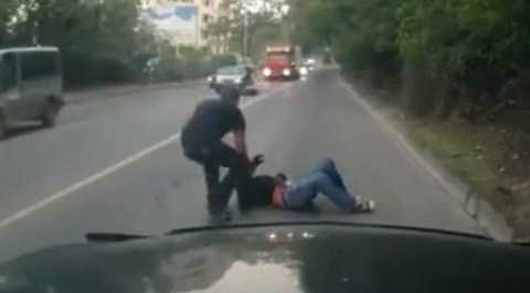 Ngủ gật đi xe máy, thoát chết thần kỳ trước mũi ô tô