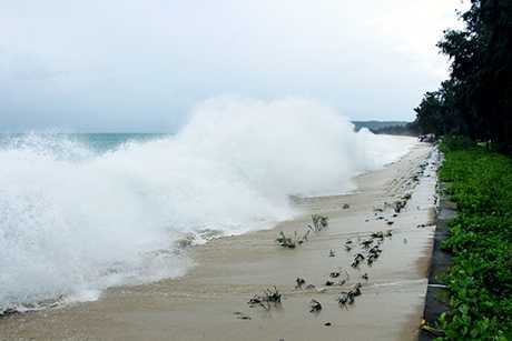 Gió giật kinh hoàng ở Hải Phòng và Thái Bình