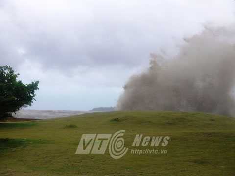 Hải Phòng hứng bão: Sóng cao 4m đánh bạt mặt đê