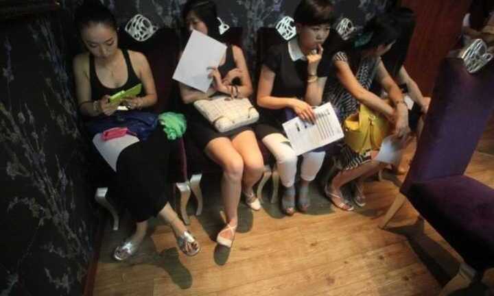 Đại gia tuyển vợ: 1 'chọi' 6