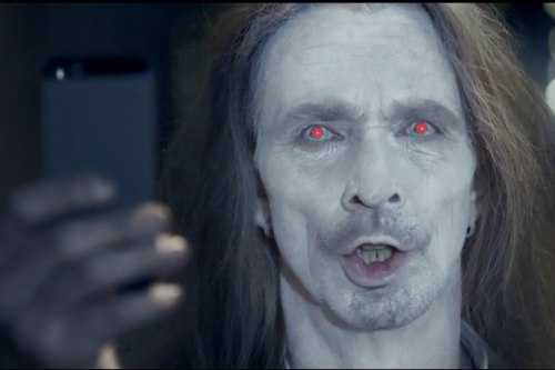 Video: 'Thây ma' xài iPhone 5 lắc lư trên phố