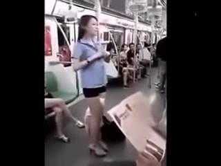 Clip: Mỹ nữ thản nhiên thay váy trên tàu điện ngầm