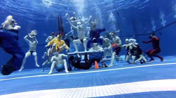 Clip: Ngâm mình dưới nước, nhảy Harlem Shake cực 'độc'