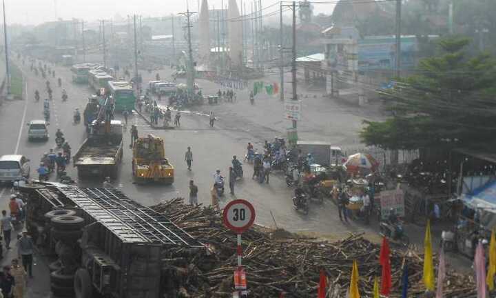 Lật xe tải, chục tấn gỗ chắn ngang quốc lộ 1A