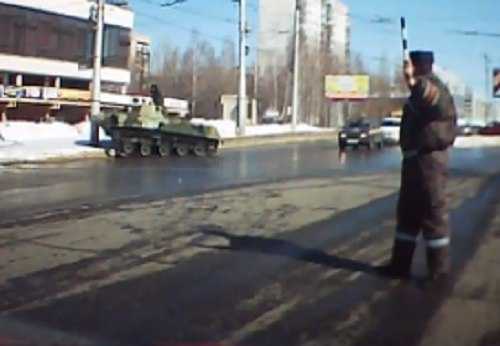 Clip: Diễu hành trên phố, xe tăng đâm sầm cột điện