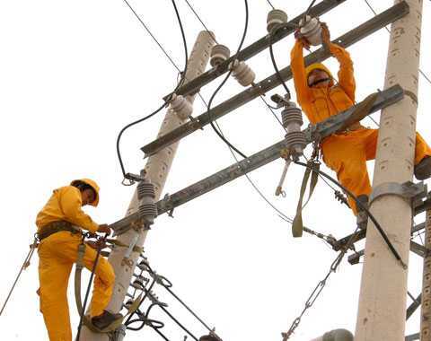 Máy xúc lại gây mất điện nhiều nơi ở Hà Nội