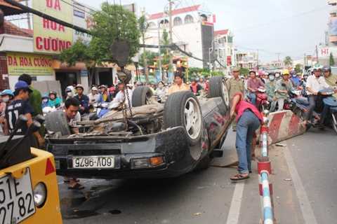 Ô tô thể thao tiền tỉ lật nhào giữa phố Sài Gòn