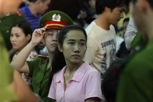 Video: Hoa hậu 'tú bà' Mỹ Xuân tiều tuỵ hầu toà