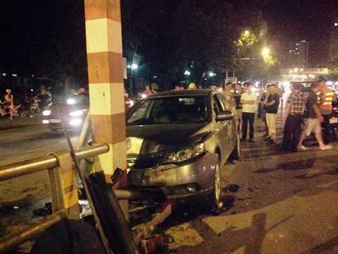 Hà Nội: Ô tô nát đầu dưới chân cầu vượt nhẹ