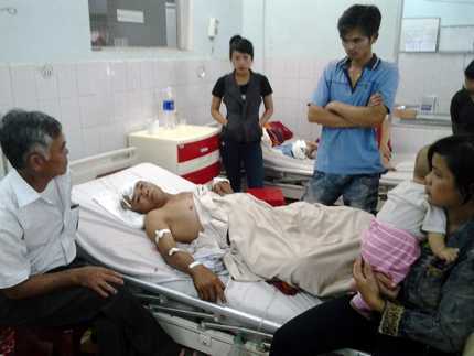 Dắt 'cave' về nhà, còn chém bể đầu 'nhạc phụ'