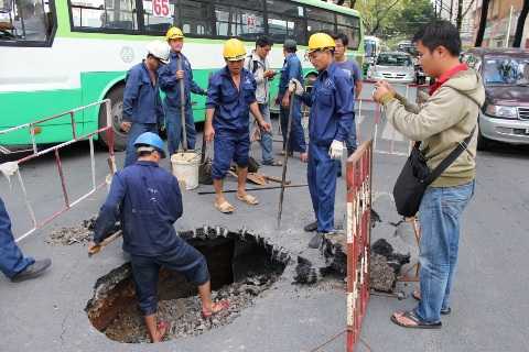 'Hố tử thần' sâu hoắm giữa phố Sài Gòn