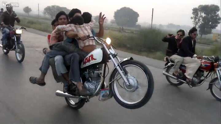 Clip: 'Quái xế' kẹp 5, bốc đầu trên đường quốc lộ