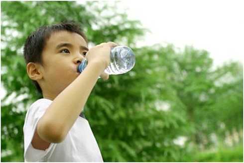 Nắng nóng lại 'thiêu đốt' Hà Nội