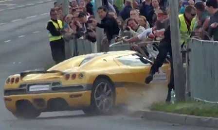 Clip: Siêu xe biến triển lãm thành tai nạn kinh hoàng